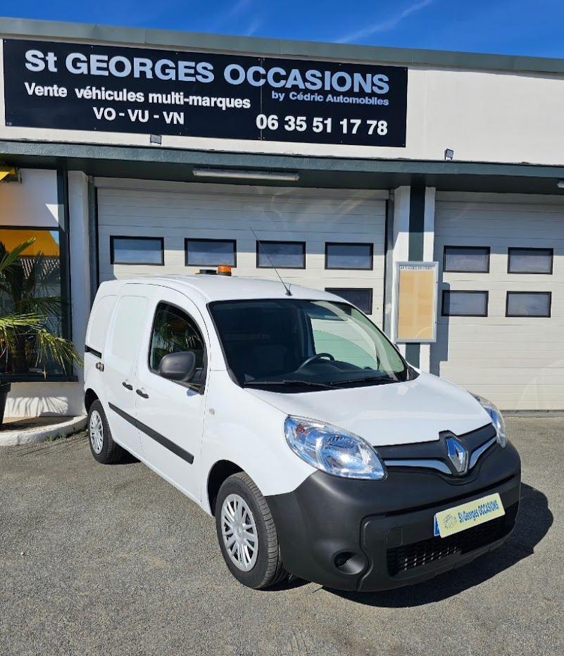 Véhicule utilitaire blanc en vente