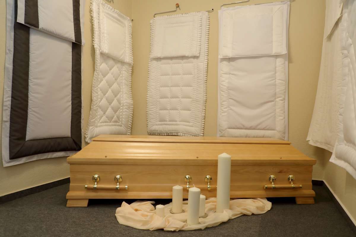 Ein Raum mit einem Sarg und Kerzen darin