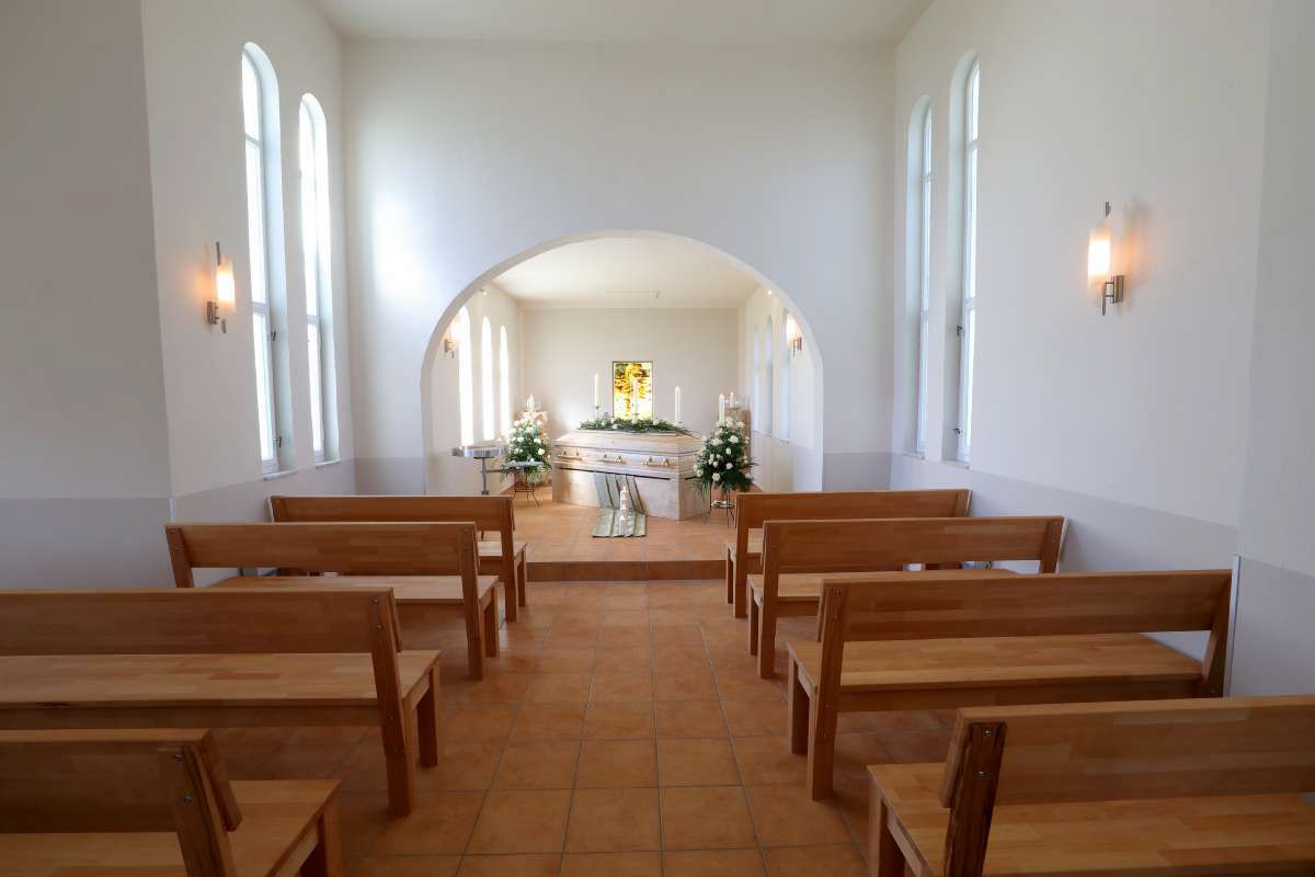 Das Innere einer kleinen Kirche mit Holzbänken
