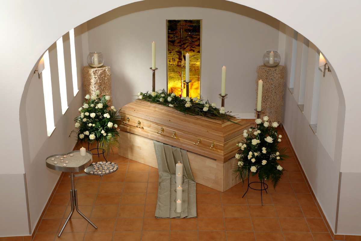 Eine Kirche mit einem Sarg und Kerzen darin