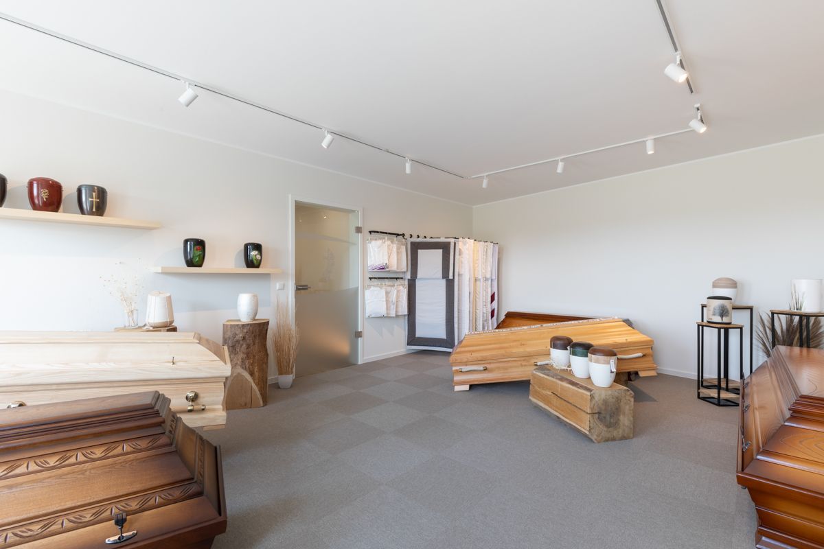 Ein Raum mit vielen Särgen darin