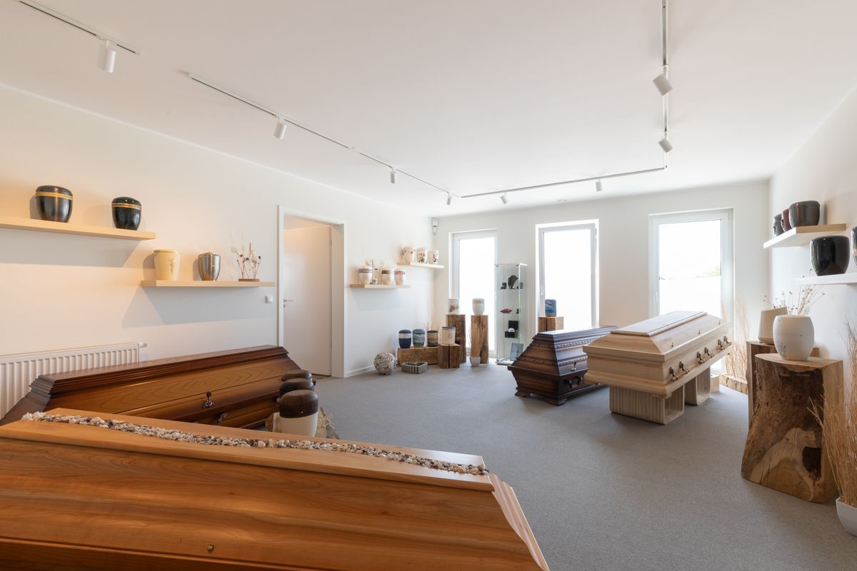 Ein Raum voller Holzsärge und Urnen.