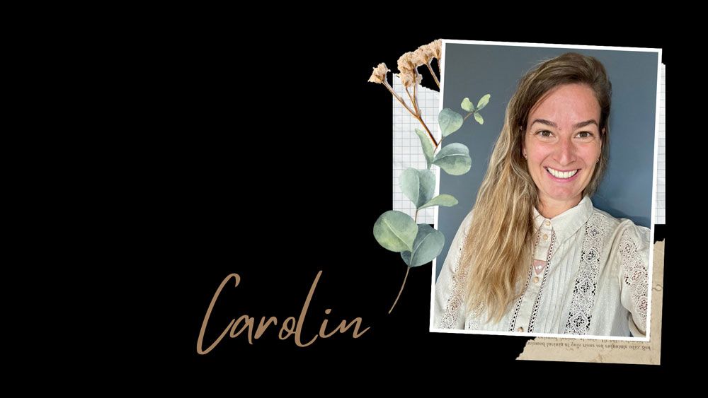 Eine Frau namens Carolin lächelt in einem Bilderrahmen mit floralen Akzenten vor schwarzem Hintergrund.