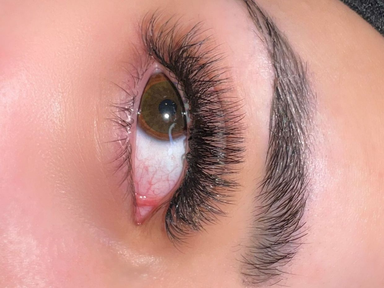 Un primer plano del ojo de una mujer con pestañas largas.