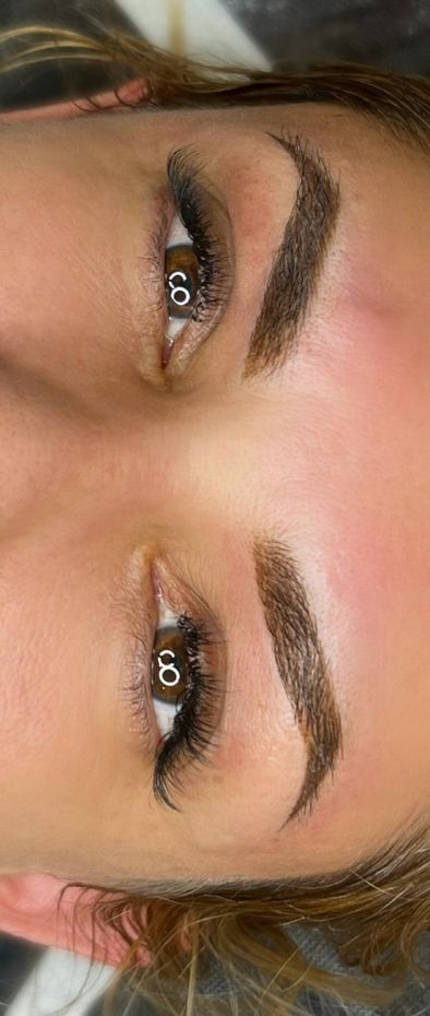 Un primer plano de las cejas y pestañas de una mujer.