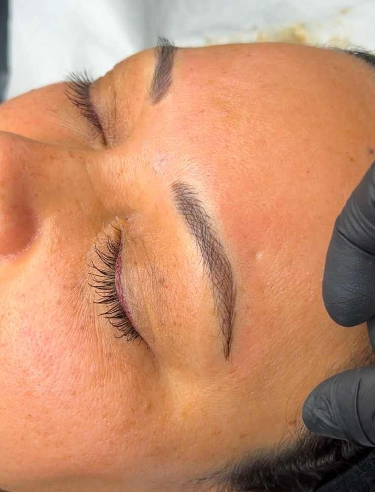 Un primer plano del rostro de una mujer con los ojos cerrados.