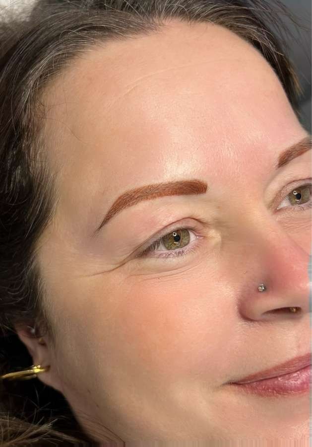 Un primer plano del rostro de una mujer con un anillo en la nariz.