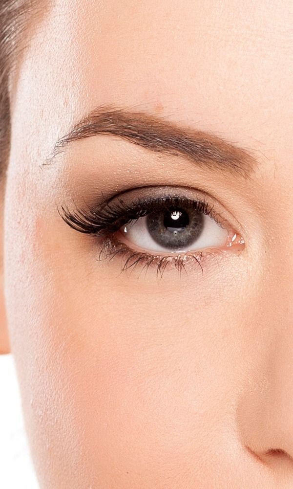 Un primer plano del ojo de una mujer con pestañas largas.