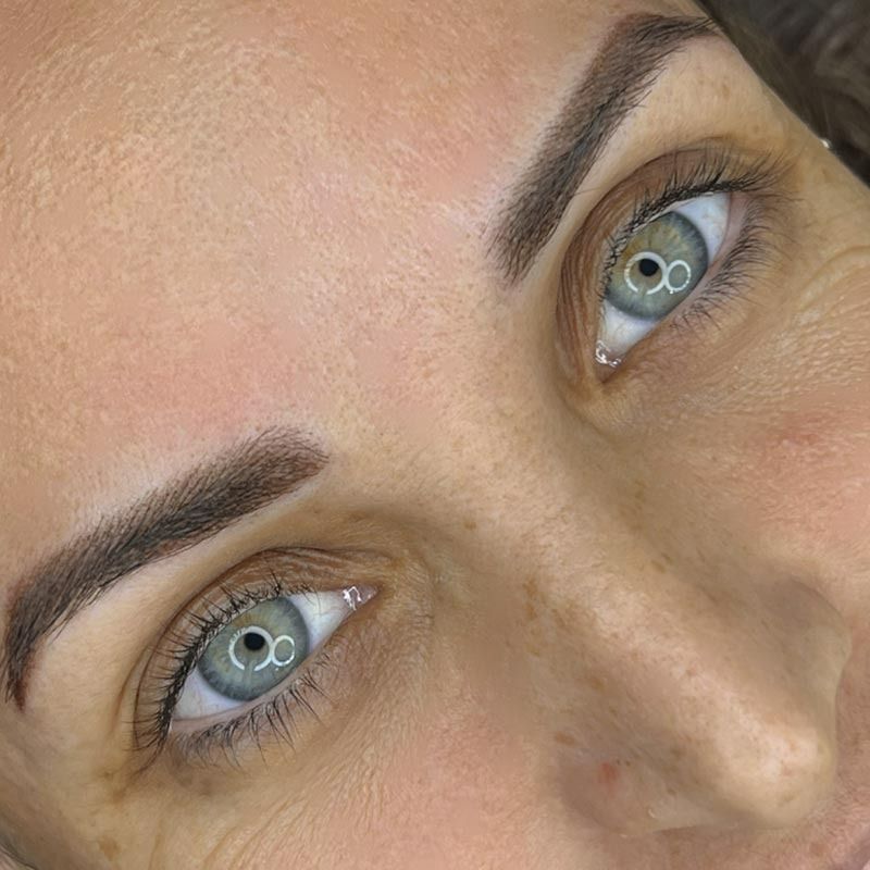 Un primer plano del rostro de una mujer con ojos verdes.