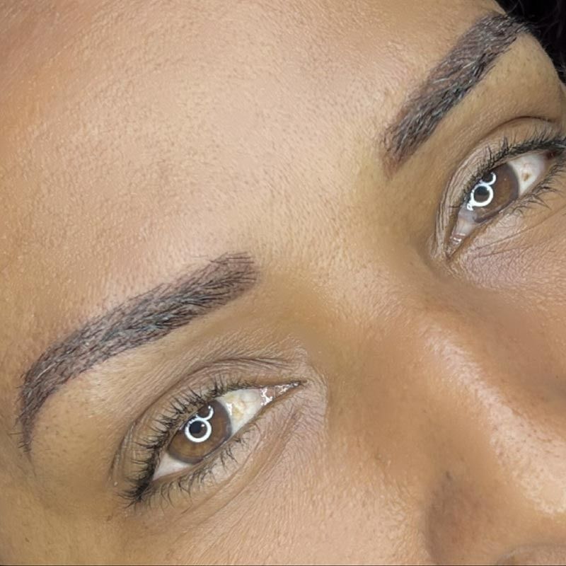 Un primer plano del rostro de una mujer con ojos y cejas marrones.