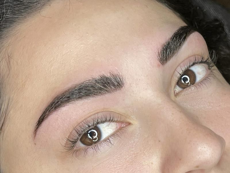 Un primer plano de las cejas y pestañas de una mujer.