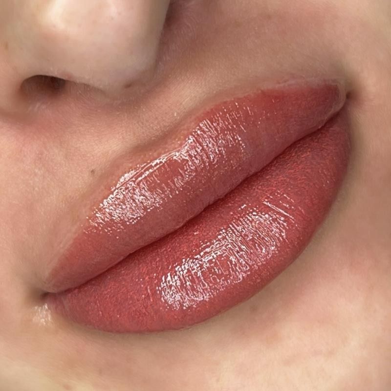 Un primer plano de los labios de una mujer con lápiz labial en ellos.