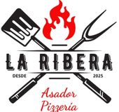 Logotipo de La Ribera Asador Pizzer&iacute;a con esp&aacute;tula, llama, tenedor y cuchillo en negro, rojo y blanco.