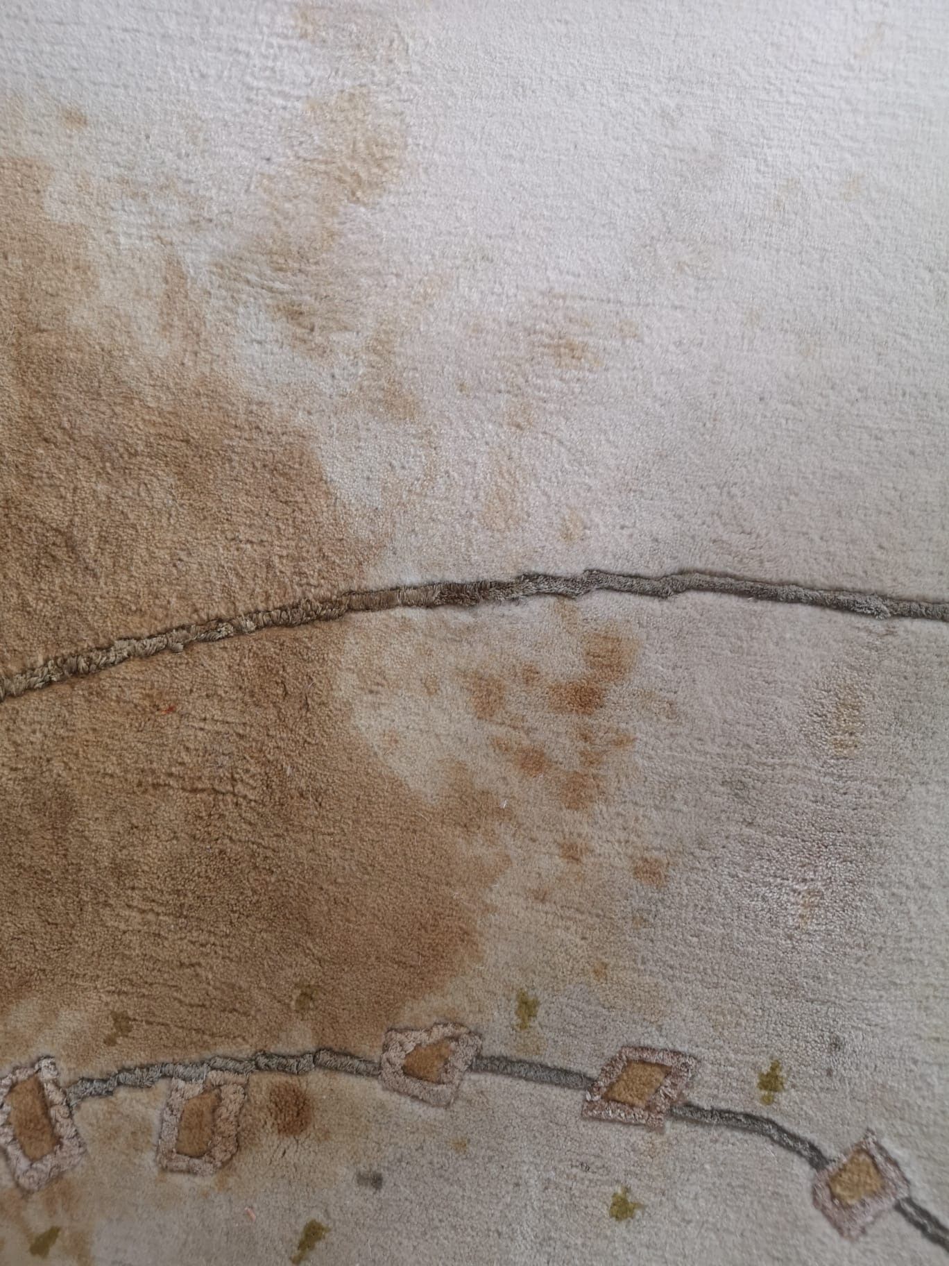 Taches sur un tapis.