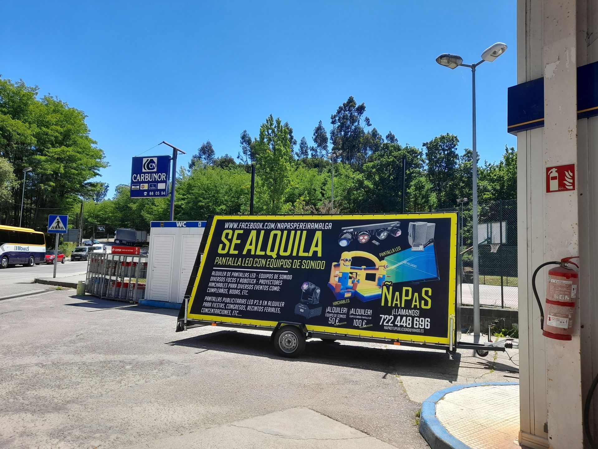 Un remolque con un cartel que dice se alquila