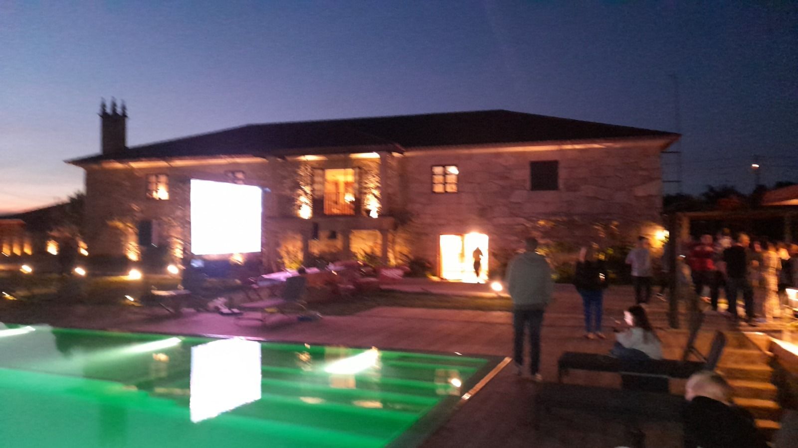 Una casa grande con piscina delante de ella.