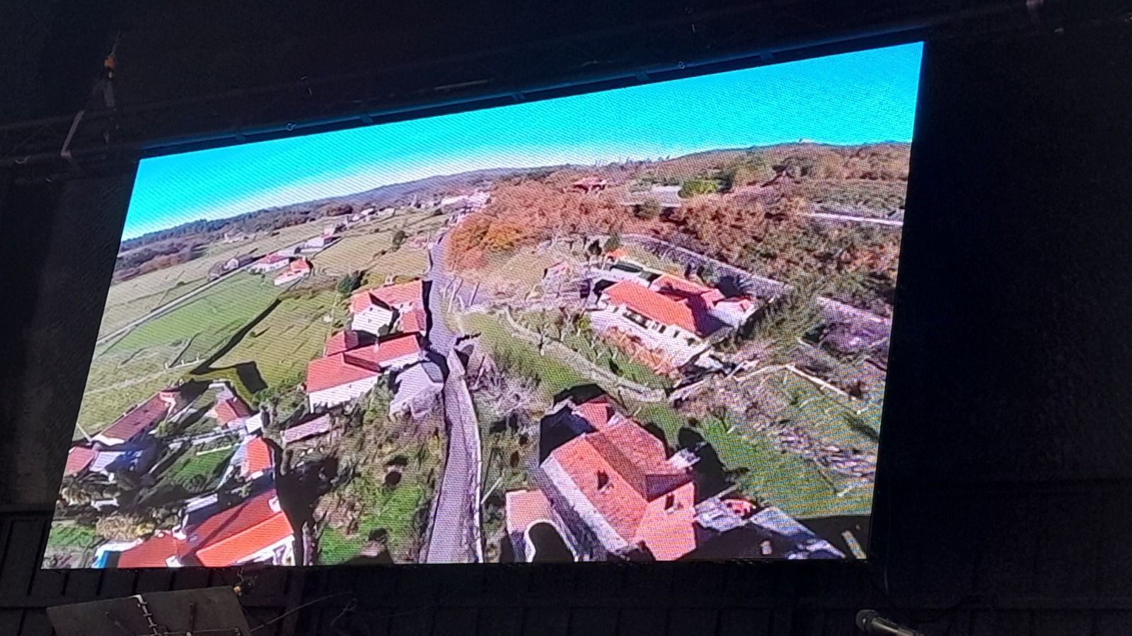 Una vista aérea de un pueblo en una pantalla grande.
