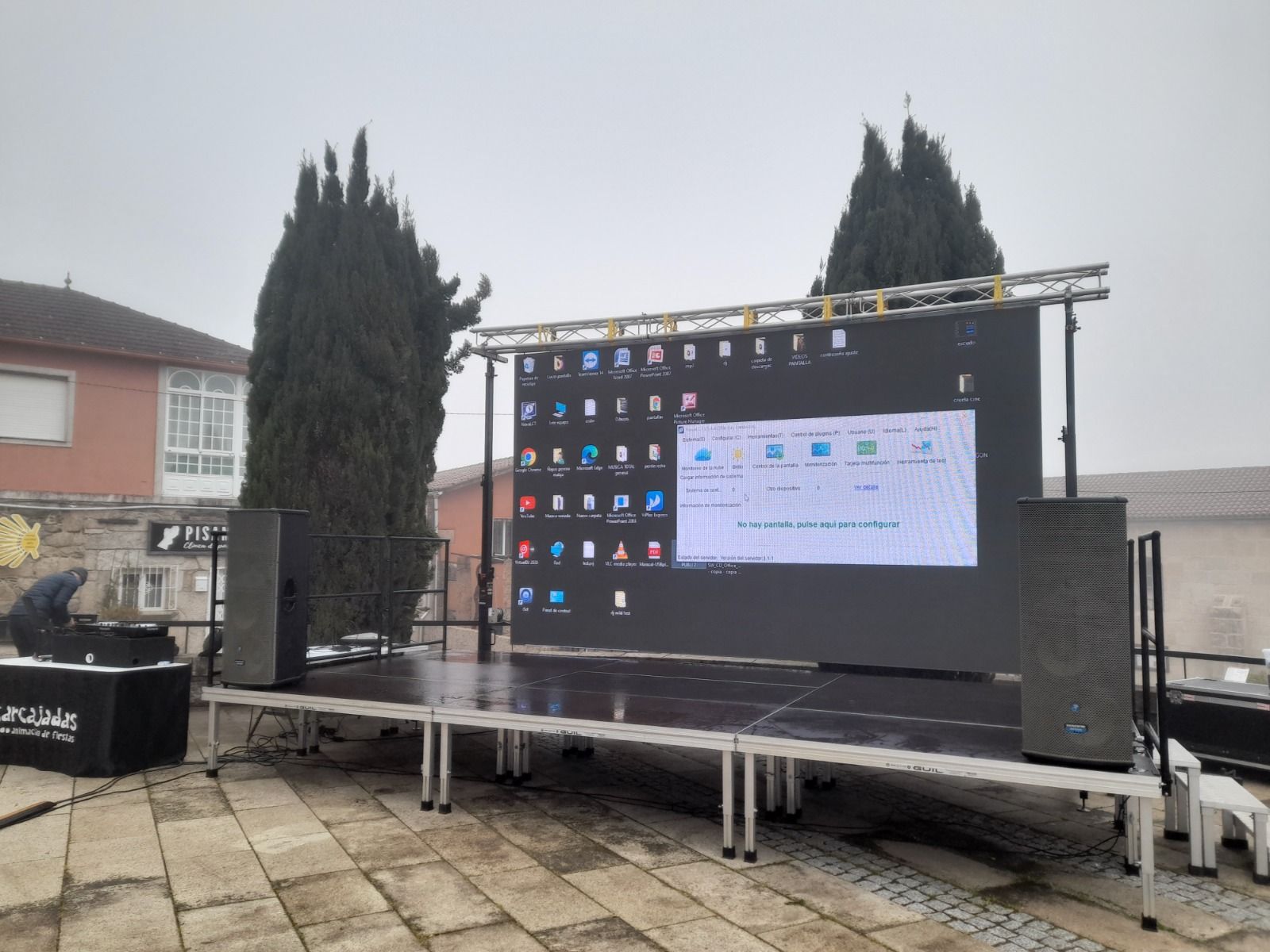 Una pantalla grande está colocada encima de un escenario.