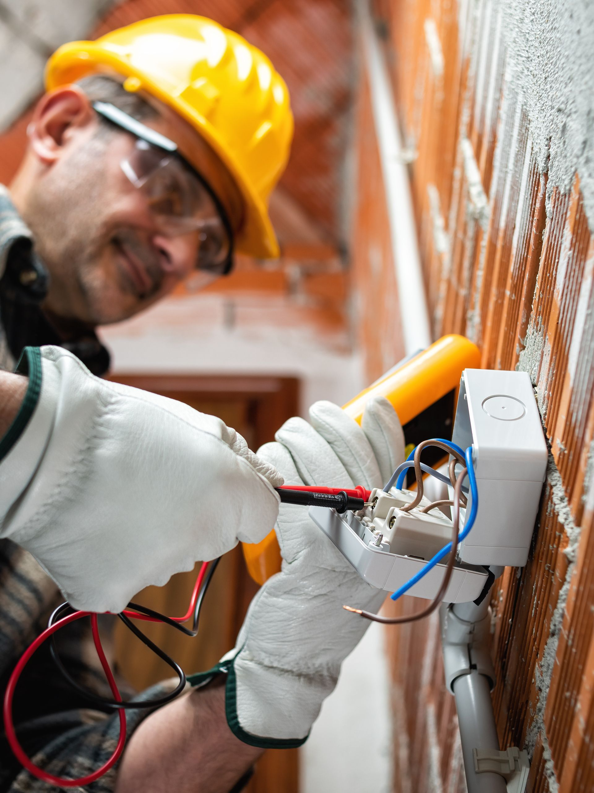 Electricien en intervention sur un boîtier