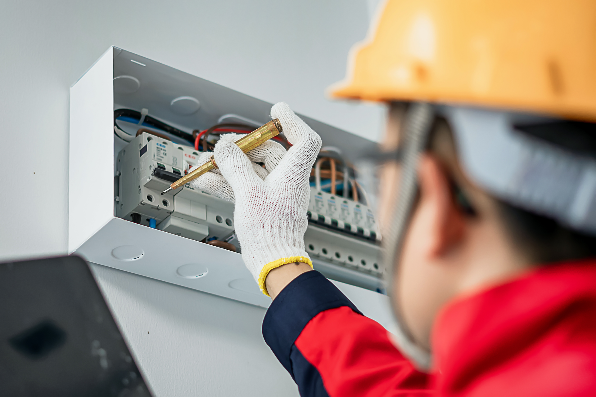 Electricien avec un casque