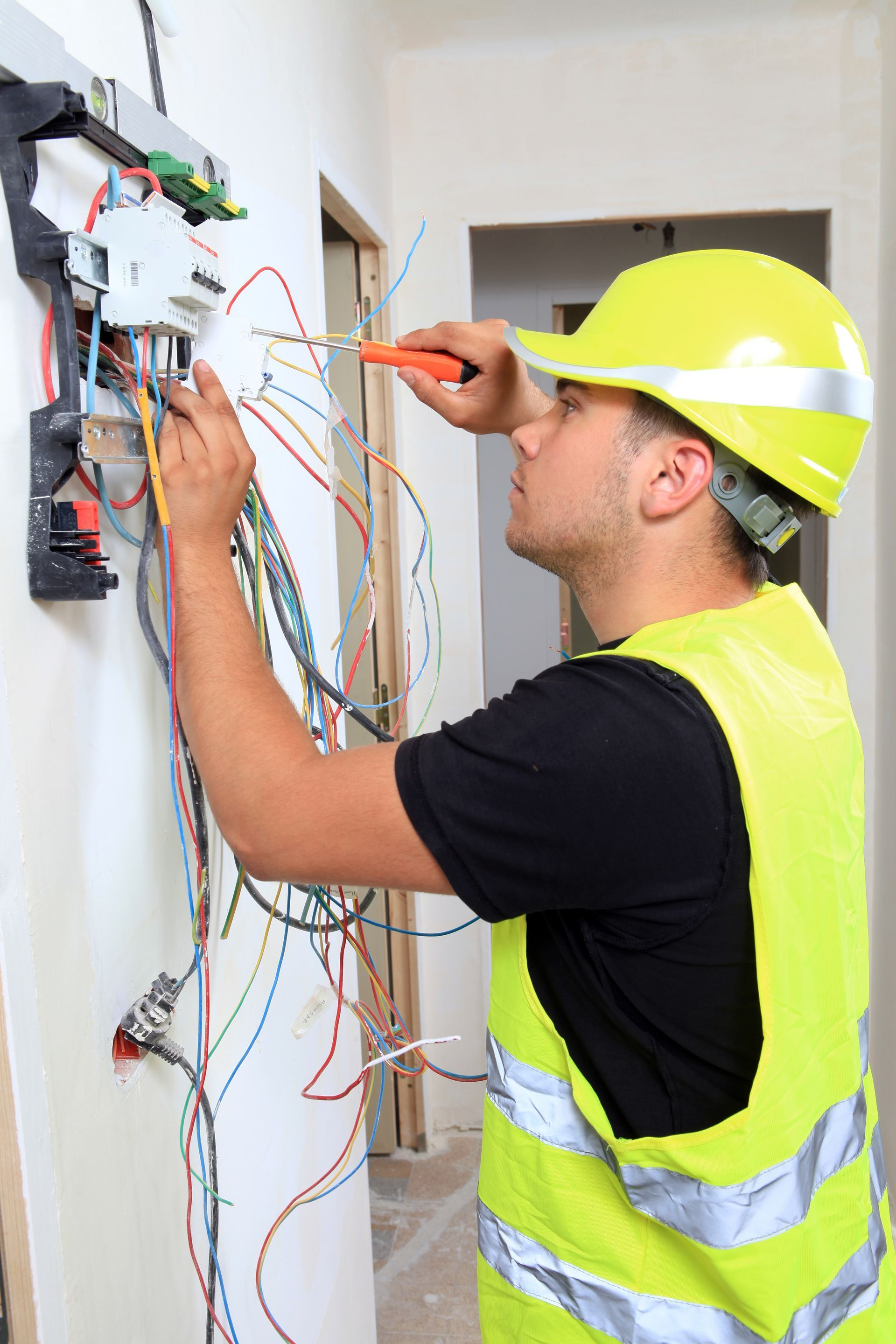 Electricien en casque et gilet jaune