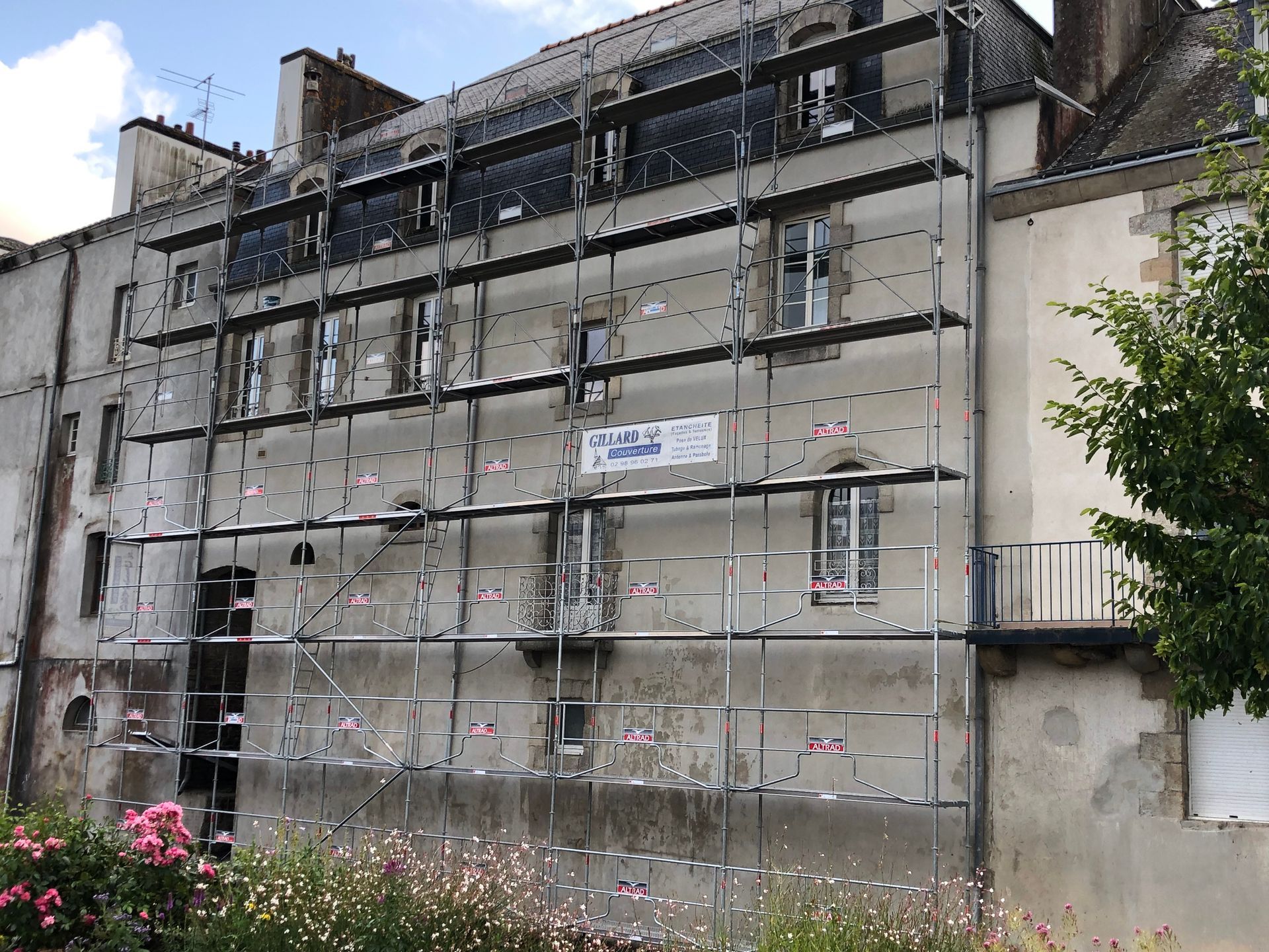 Échaffaud devant une façade