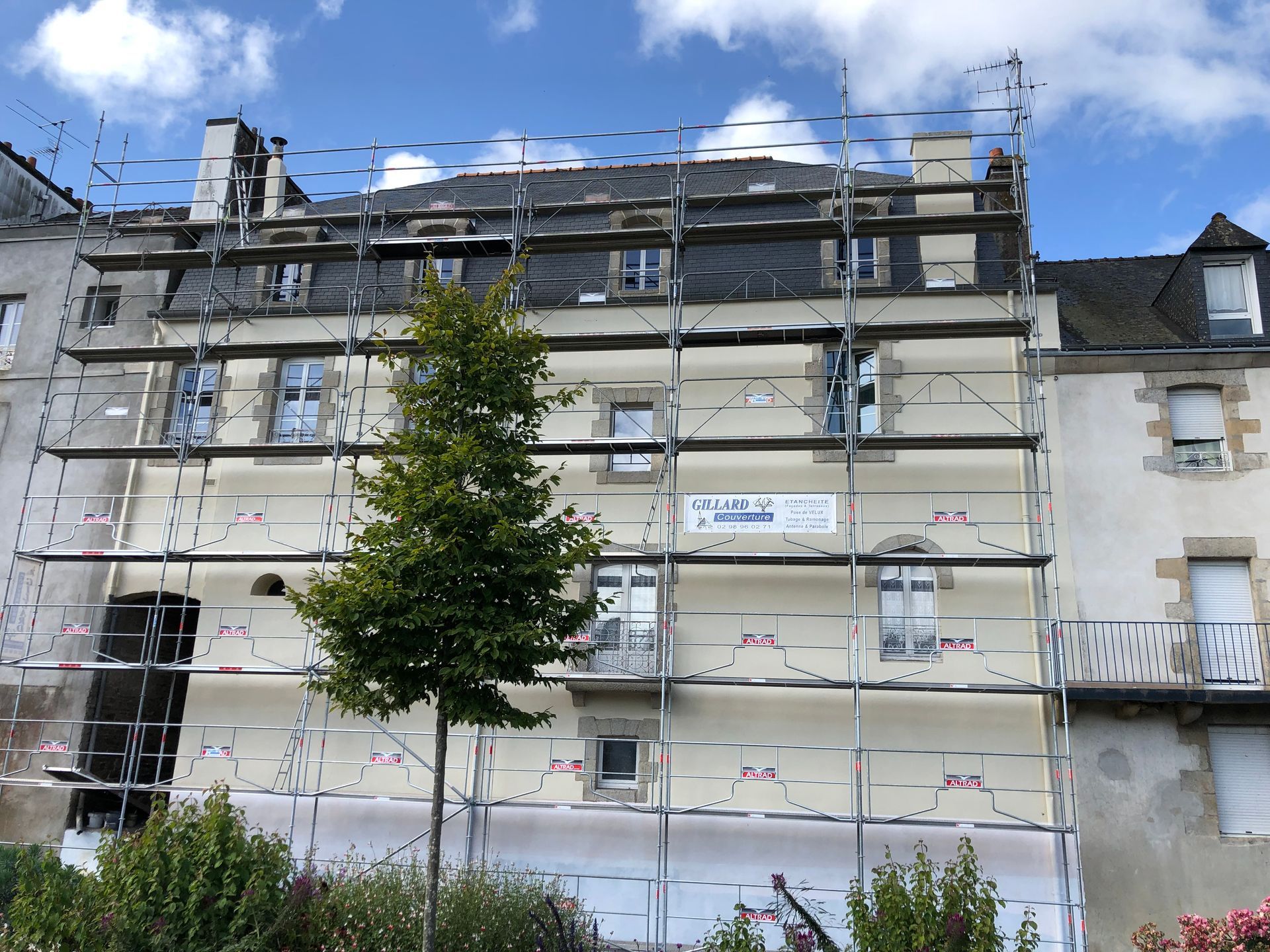 Application de peinture sur une façade