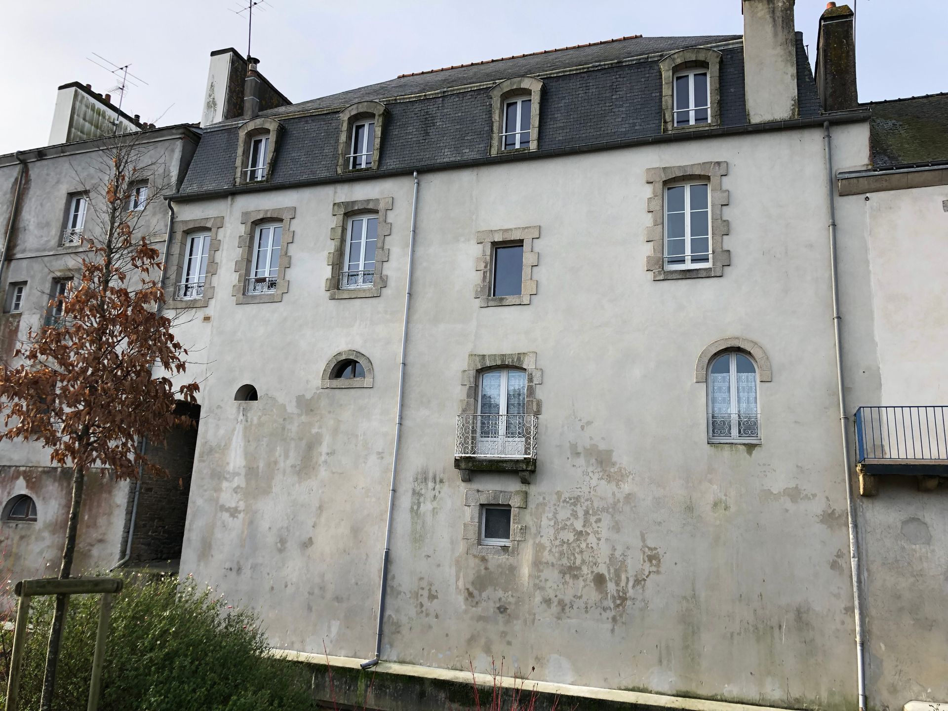 Façade avec revêtement abîmé