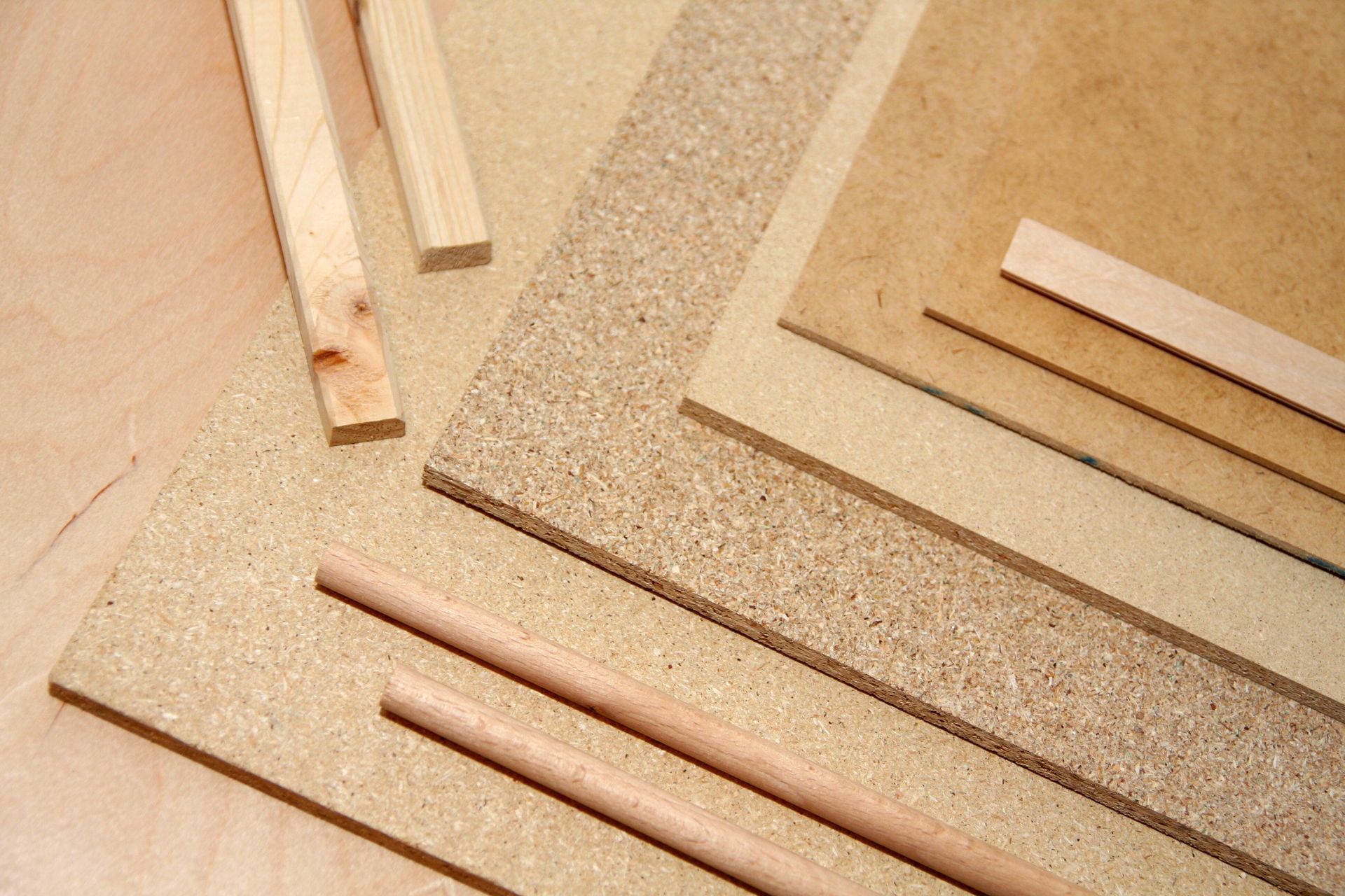 Des panneaux de bois.