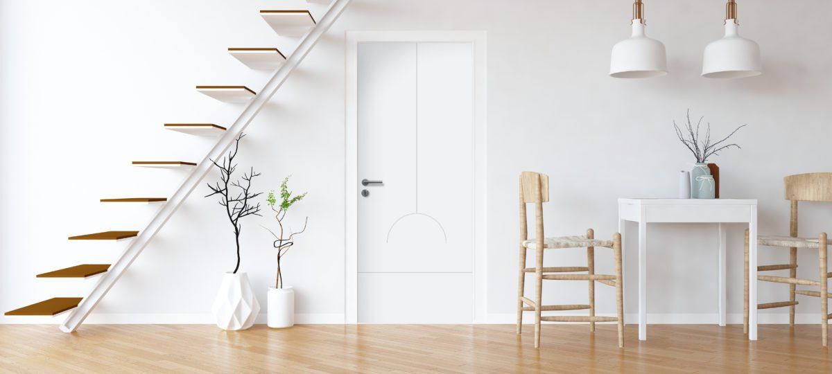 Salon avec escalier moderne.