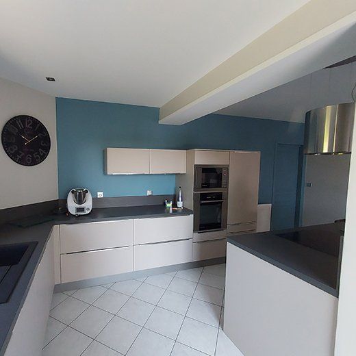 Superbe cuisine bleue.