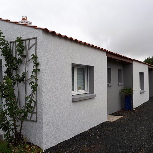Rénovation extérieure d'une maison moderne.
