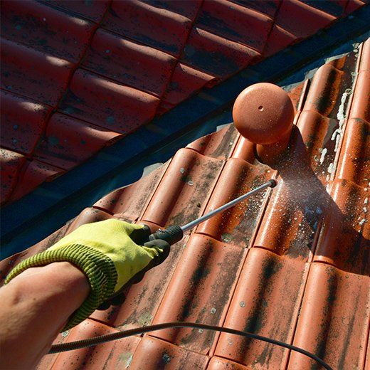 Gros plan sur nettoyage de toiture.
