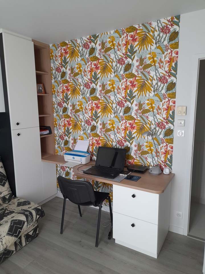 Bureau, papier peint, motifs floraux colorés