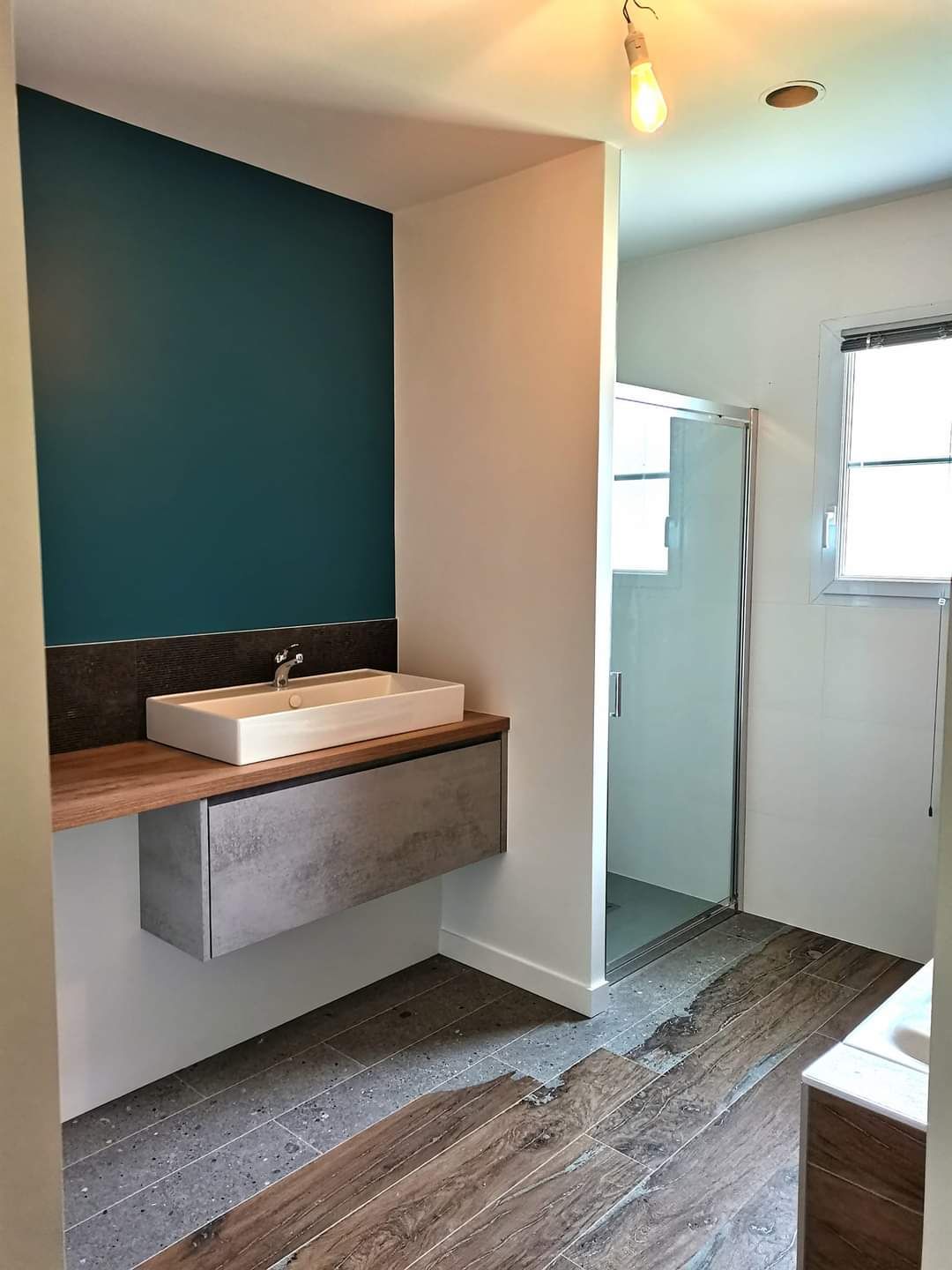 Salle de bains : blanc, bleu et bois