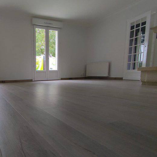 Revêtement de sol dans grand appartement vide