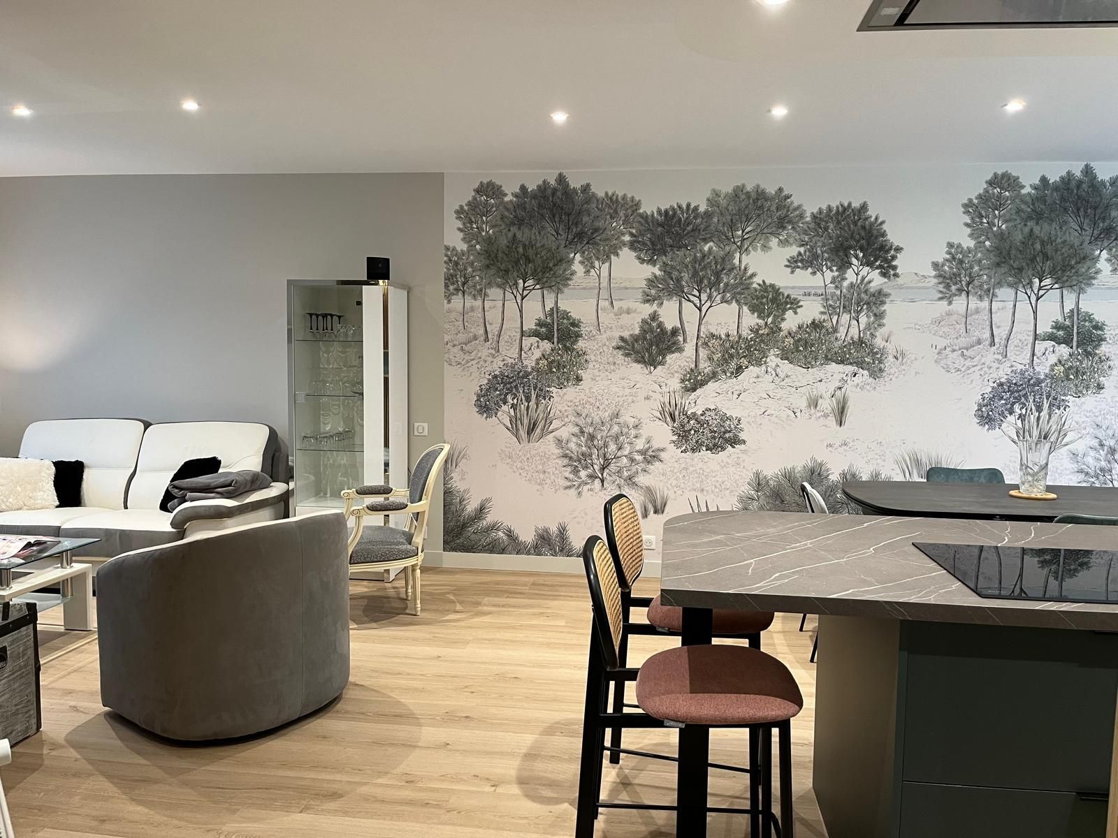 Séjour avec une peinture murale décorative