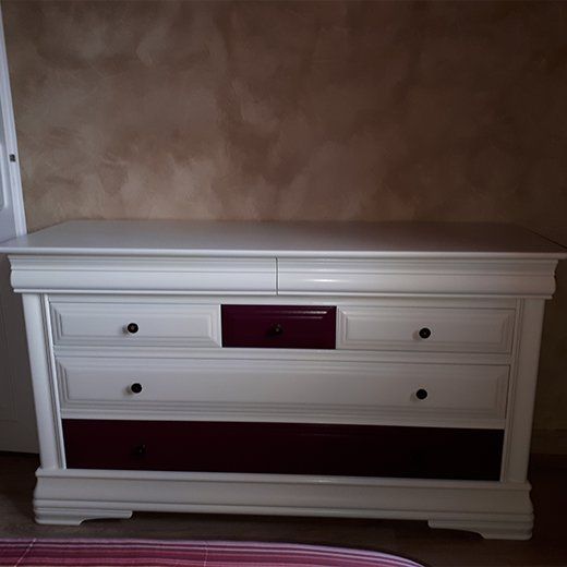 Relooking d'une commode blanche et bordeau