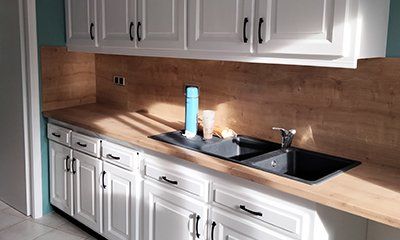 Après rénovation par SORIN Frères. Mobilier blanc et murs bleus.