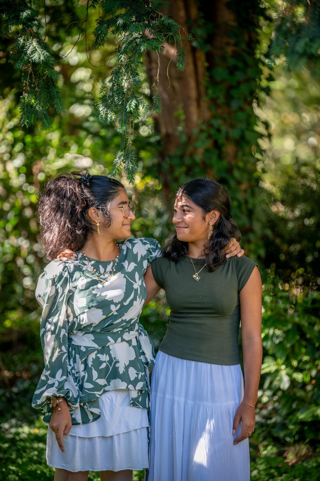 Trois amis rient, l'un d'eux portant l'autre sur son dos, dehors.