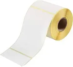 Un rollo de etiquetas blancas sobre un fondo blanco.