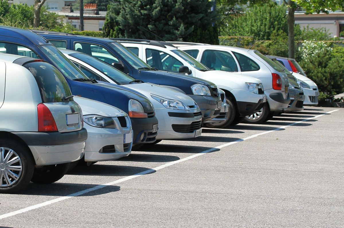 Automobiles garées sur un parking