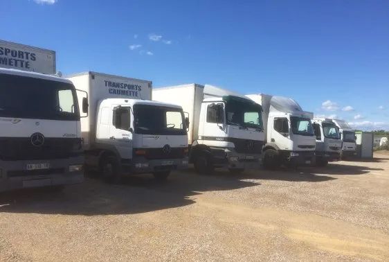 Flotte de camions garés dans la zone de Gardiennage de Bayssan