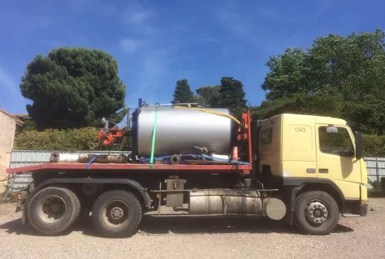 Camion transportant une cuve sur sa remorque, garés dans la zone de Gardiennage de Bayssan