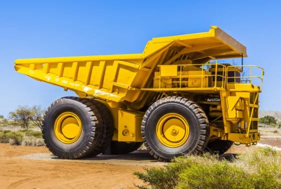 Camion de chantier garé dans la zone de Gardiennage de Bayssan