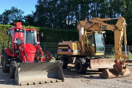 Véhicules de chantier garés dans la zone de Gardiennage de Bayssan