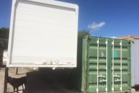 Containers de stockage entreposés dans la zone de Gardiennage de Bayssan