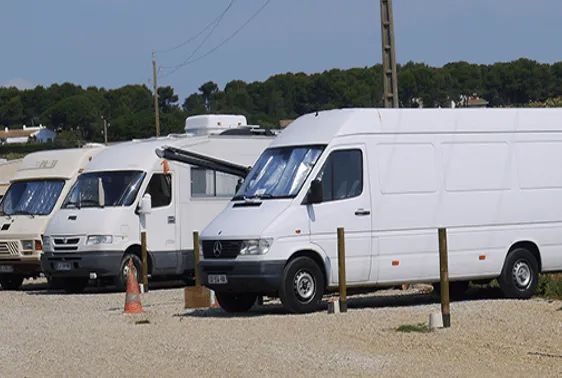 Camping-car et divers véhicules garés sur la zone de Gardiennage de Bayssan