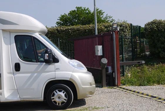 Camping-car devant le portail de l'entrée - Lieux de gardiennage de Bayssan
