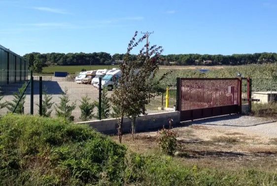 Portail de l'entrée de Gardiennage de Bayssan